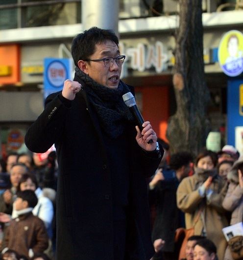 10일 오후 광주 동구 금남로에서 '박근혜퇴진 광주시민운동본부 주관 '7차 박근혜 퇴진 광주시국촛불대회'가 열리기 앞서 방송인 김제동이 '임을 위한 행진곡'을 부르고 있다. 뉴시스