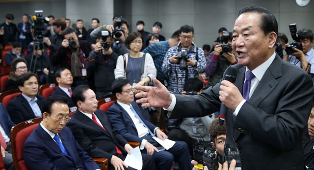 서청원 새누리당 의원이 13일 오후 서울 여의도 국회 의원회관에서 열린 '혁신과 통합 보수 연합' 출범식에서 인사말을 하고 있다. 뉴스1