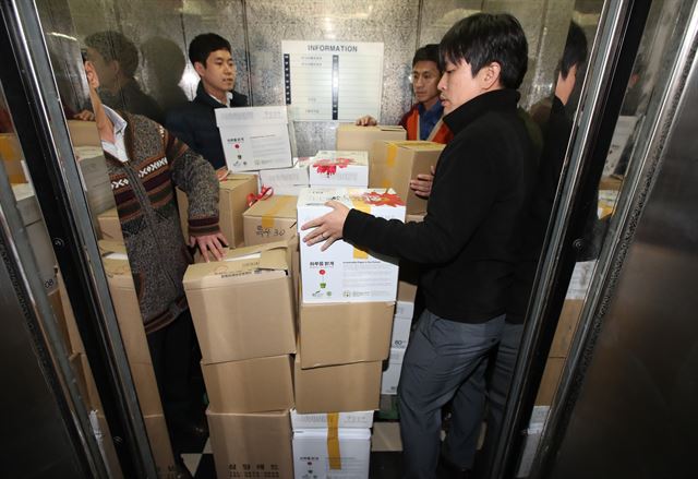 최순실 국정농단 의혹' 사태 규명을 위해 꾸려진 박영수 특별검사팀의 수사가 본격 가동된 가운데 13일 오후 서울 강남구 특검 사무실이 언론에 공개되었고 검찰로부터 인계받은 수사 자료도 도착했다. 사진은 이날 관계자들이 검찰로부터 인게받은 수사자료를 옮기고 있는 모습. 홍인기기자