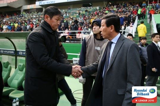 최용수(왼쪽) 장쑤 쑤닝 감독과 최강희 전북 현대 감독이 내년 아시아축구연맹 챔피언스리그 조별리그부터 맞붙는다. 두 감독은 K리그 시절 치열한 지략대결을 펼쳐왔다. 사진은 최용수 감독이 FC서울 지휘봉을 잡았던 지난 3월 K리그 개막전에서 격돌할 당시 모습. 프로축구연맹 제공