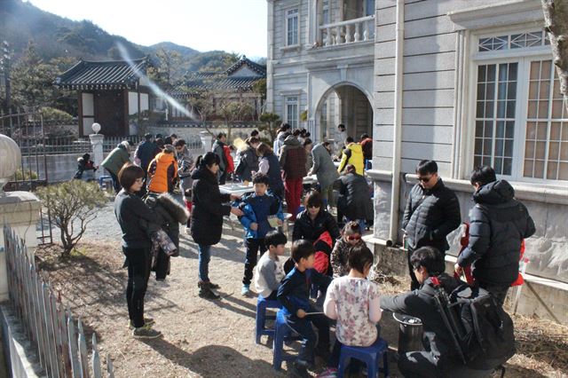 전국 최고 시대극 촬영장인 경남 합천영상테마파크가 17일부터 관람객들이 직접 추억의 골목놀이를 즐길 수 있게 하는 ‘추억1번지’축제를 연다. 합천군 제공