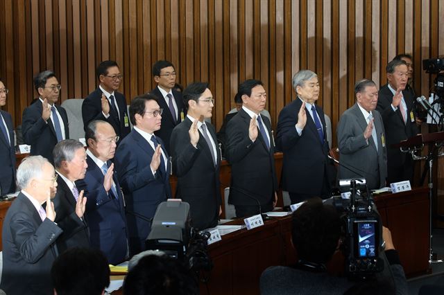 지난 6일 국회에서 열린 '최순실 국정농단 진상규명을 위하 국정조사특위' 1차 청문회에 참석한 재벌 총수들이 청문회에 앞서 증인 선서를 하고 있다. 오대근 기자