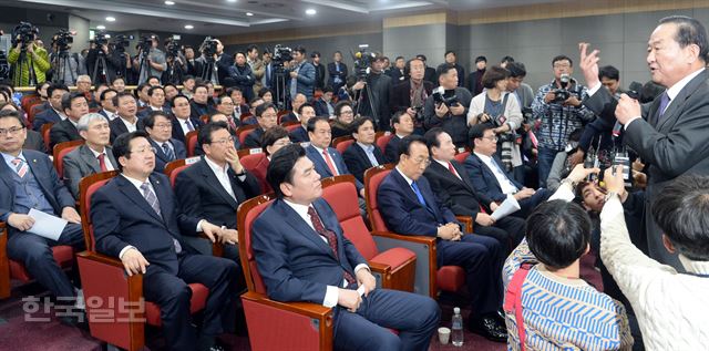 13일 오후 서울 여의도 국회 의원회관에서 열린 친박계 주도의 ''혁신과 통합 보수 연합' 출범식에서 서청원 새누리당 의원이 열변을 토하고 있다. 서재훈 기자 spring@hankookilbo.com