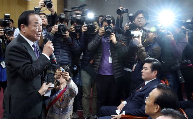 서청원 새누리당 의원이 13일 국회 의원회관에서 열린 친박 주도 '혁신과 통합 보수 연합' 출범식에서 열변을 토하고 있다. 연합뉴스