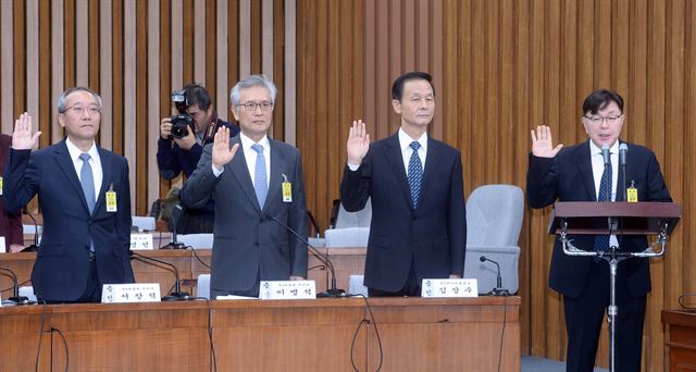 김영재 김영재의원 원장이 14일 오전 국회에서 열린 최순실 국정농단 의혹 진상규명을 위한 국정조사 특위 3차 청문회에서 증인선서하고 있다. 오른쪽 부터 김영재 원장, 김장수 전 국가안보실장, 이병석 전 대통령 주치의, 서창석 전 대통령 주치의. 연합뉴스