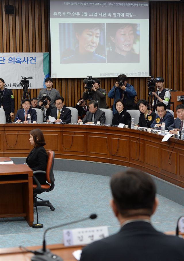 14일 오전 국회에서 열린 최순실 국정농단 의혹 진상규명을 위한 국정조사 특위 3차 청문회에서 더불어민주당 김한정의원이 김영재 원장(뒷모습)을 상대로 한국일보에 보도된 박근혜 대통령 시술흔적에 대한 질문을 하고 있다. 오대근기자 inliner@hankookilbo.com