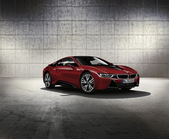 BMW i8 프로토닉 레드 에디션 전측면. BMW코리아 제공