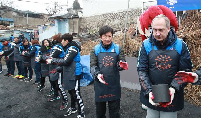 울리 슈틸리케(오른쪽부터) 축구 대표팀 감독과 정몽규 대한축구협회장 등 축구협회 관계자들이 14일 오후 서울 중계본동 104마을에서 연탄 나르기 봉사를 펼치고 있다. 서울=연합뉴스