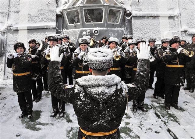 러시아의 대잠 구축함 '쿨라코프 부제독' 함이 60일간 지속된 2016년 3번째 지중해 임무를 마치고 13일(현지시간) 세베로모르스크의 기지로 귀환한 가운데 환영식에 참석한 군악대가 연주를 하고 있다. 타스 연합뉴스