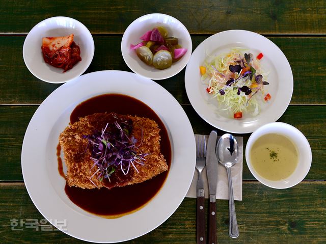 주 메뉴인 장수돈까스의 기본 소스는 장수 사과로 만든다.