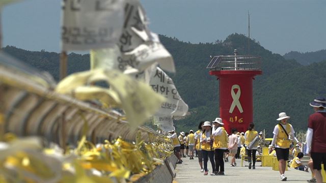 13일 방송된 EBS 다큐프라임 '감정시대' 5부 '스무 살, 살아남은 자의 슬픔'. EBS 제공