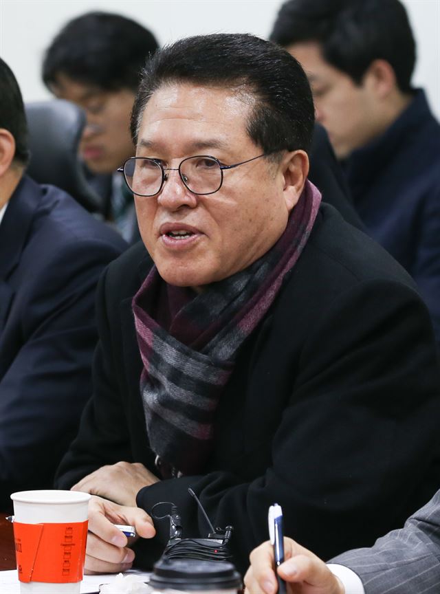 정운천 새누리당 의원을 비롯한 초선의원들이 14일 오전 서울 여의도 국회 의원회관에서 시국관련 모임을 하고 있다. 뉴스1