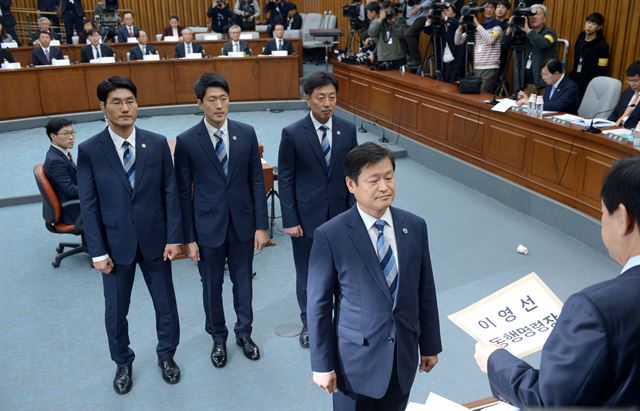 김성태 국조특위 위원장이 14일 오전 국회에서 열린 ‘박근혜 정부의 최순실 등 민간인에 의한 국정농단 의혹사건 진상규명을 위한 국정조사특별위원회’ 3차 청문회에서 이영선ㆍ윤전추 청와대 행정관에 대한 동행명령장을 발부하고 있다. 연합뉴스