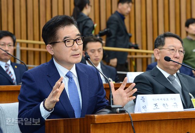 [저작권 한국일보] 증인으로 출석해 답변을 하고 있는 조한규 전 세계일보 사장. 오대근기자