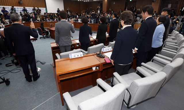 최순실 국정농단 진상규명 4차 청문회가 15일 국회에서 열렸다. 김종덕 전 문화체육관광부 장관 등 참석한 증인들이 선서를 하고 있다. 오대근 기자