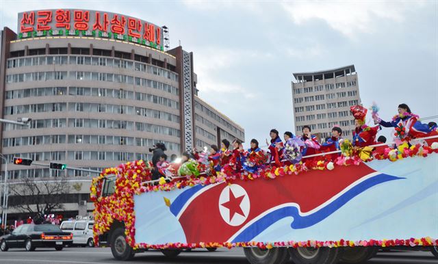 지난 4일 U-20 여자축구 월드컵에서 우승한 북한여자축구팀이 평양시민들의 환영을 받고 있다. [평양 조선신보=연합뉴스]