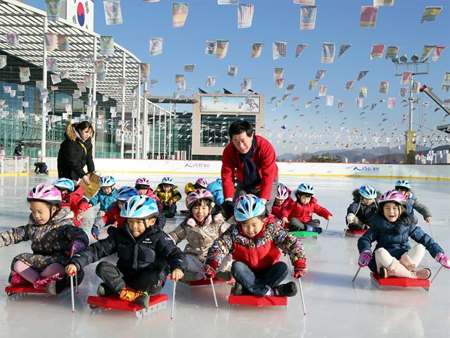 지난해 시청 앞 광장 썰매장에서 정찬민 시장이 아이들을 밀어주고 있다. 용인시 제공