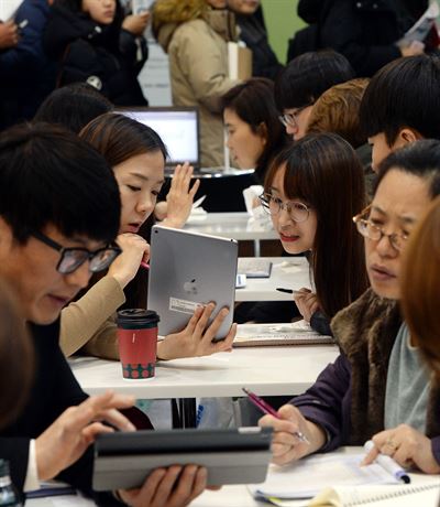 15일 서울 삼성동 코엑스에서 한국대학교육협의회 주최로 열린 2017학년도 정시 대학입시정보박람회를 찾은 수험생이 입시 상담을 받고 있다.역대 최대 규모인 전국 135개 대학이 참가한 이번 박람회는 오는 18일까지 계속된다배우한기자