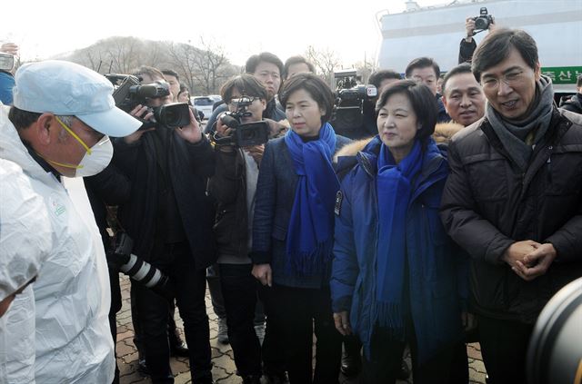 추미애 대표와 안희정 충남지사가 천안시 천안삼거리공원 주변 AI거점방역초소를 방문, 근무자로부터 설명을 듣고 있다. 충남도 제공