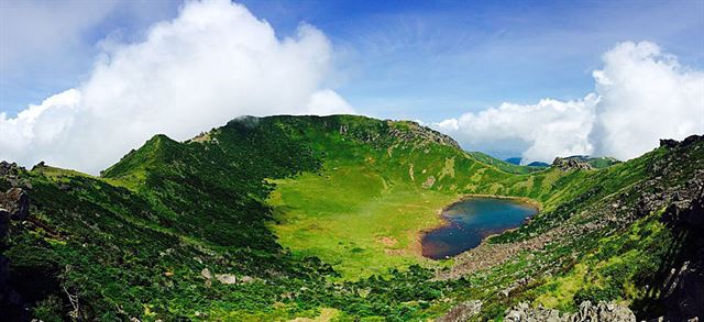 지난 장마에 내린 집중호우로 26일 제주도 한라산 백록담에 물이 들어차 산정 화구호의 장관을 만들어 내고 있다. 한승호 사진가 제공, 뉴시스