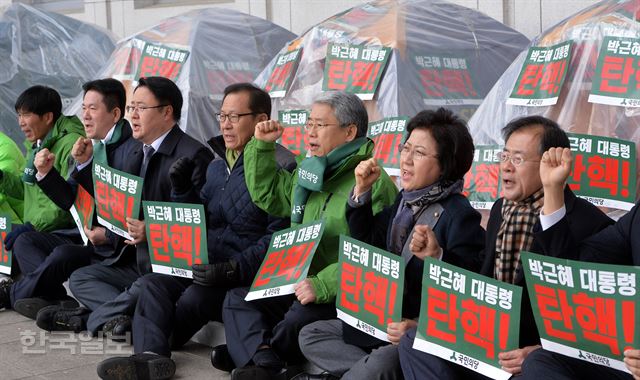 국민의당 김동철(오른쪽 세번째) 비상대책위원장와 당직자들이 국회 본관 앞에서 박근혜 대통령 탄핵 촉구 릴레이 농성을 하고있다. 배우한 기자 bwh3140@hankookilbo.com