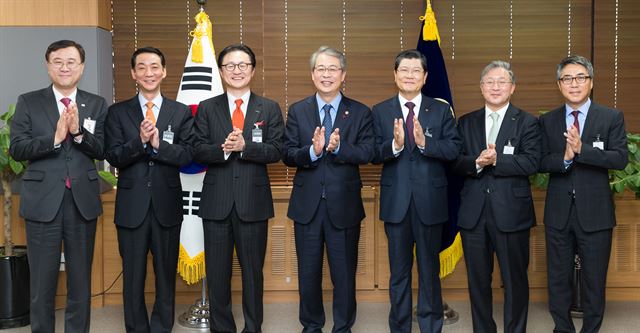 곽범국 예금보험공사 사장, 권용원 키움증권 사장, 유상호 한국투자증권 사장, 임종룡 금융위원장, 차남규 한화생명 사장, 구한서 동양생명 사장, 송인준 IMM PE 대표(왼쪽부터)가 15일 정부서울청사에서 열린 '금융위원장과 우리은행 과점주주 대표 간담회'를 마친 뒤 박수를 치고 있다. 금융위원회 제공