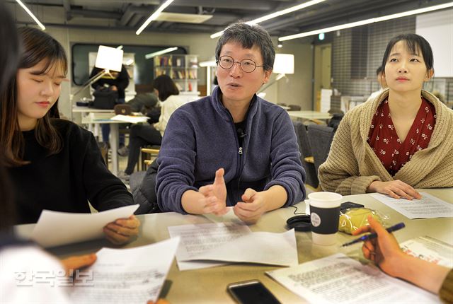 사회학자 엄기호씨가 14일 서울 서교동 창비학당 지하에서 대학생 독자들과 세상을 리셋하는 방법에 대해 토론하고 있다. 신상순 선임기자 ssshin@hankookilbo.com