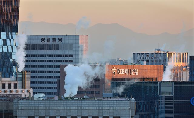 올 겨울 가장 낮은 기온을 기록한 16일 오전 서울 시내 빌딩굴뚝에서 수증기가 뿜어져 나오고 있다. 왕태석기자 kingwang@hankookilbo.com