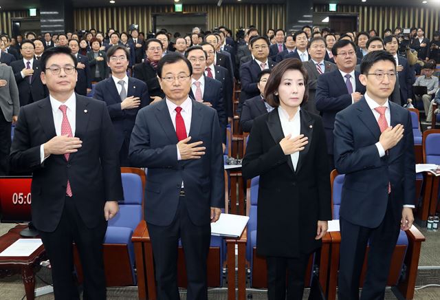 16일 오전 국회에서 열린 새누리당 원내대표 및 정책위원회의장 선출 의원총회에서 기호 1번 정우택(왼쪽부터)·이현재 후보와 기호 2번 나경원·김세연 후보가 국기에 대한 경례를 하고 있다. 연합뉴스