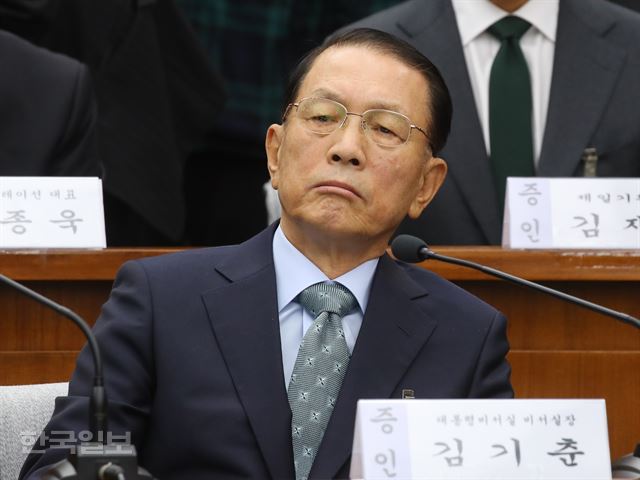 김기춘 전 대통령 비서실장이 7일 오전 국회에서 열린 최순실 국정농단 의혹 진상규명을 위한 국정조사 특위 2차 청문회에서 의원들의 질의를 듣고 있다. 오대근기자