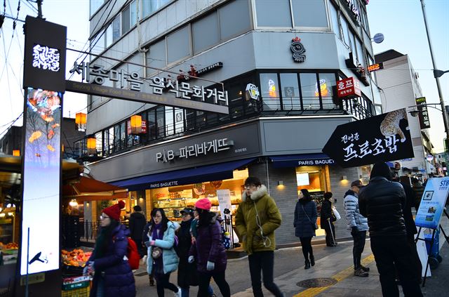 먹자골목으로 변한 금천교시장 입구. 촛불집회 참가자들도 많이 찾는다.