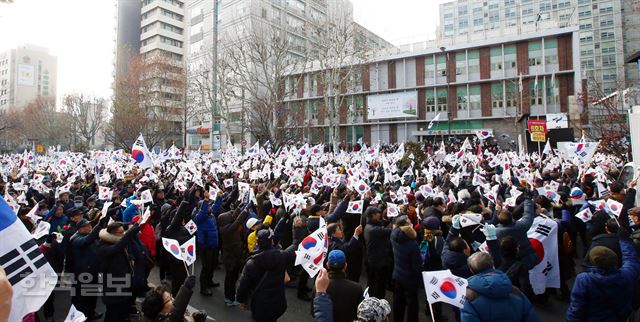 17일 박근혜를사랑하는모임 등 50여개 단체로 구성된 ‘대통령탄핵기각을위한국민총궐기운동본부(탄기국)'가 서울 종로구 경운동 수운회관 앞에서 집회를 하고 있다. 배우한 기자