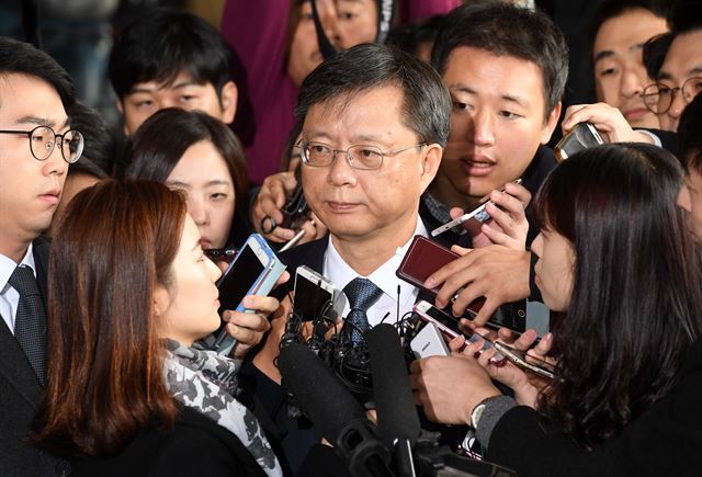 지난달 6일 가족회사 '정강' 공금 유영등의 비의 의혹으로 고발된 우병우 전 청와대 민정수석이 서울 서초동 서울중앙지검에 출석해 조사를 받았다. 연합뉴스