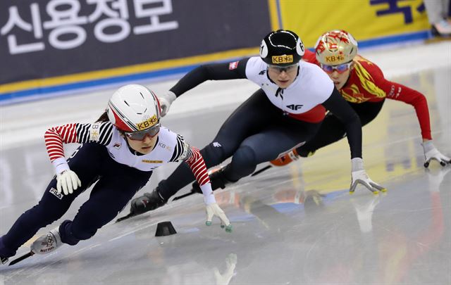 최민정(왼쪽)이 18일 강릉 아이스 아레나에서 열린 쇼트트랙월드컵 여자 500m 결승에서 1위로 질주하고 있다. 강릉=연합뉴스