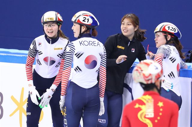 3,000m 계주에서 우승한 여자 대표팀이 활짝 웃고 있다. 강릉=연합뉴스