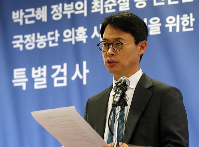 최순실 게이트를 수사 중인 박영수 특별검사팀의 이규철 대변인(특검보)이 18일 오후 서울 강남구 특검 기자실에서 언론 브리핑을 하고 있다. 연합뉴스