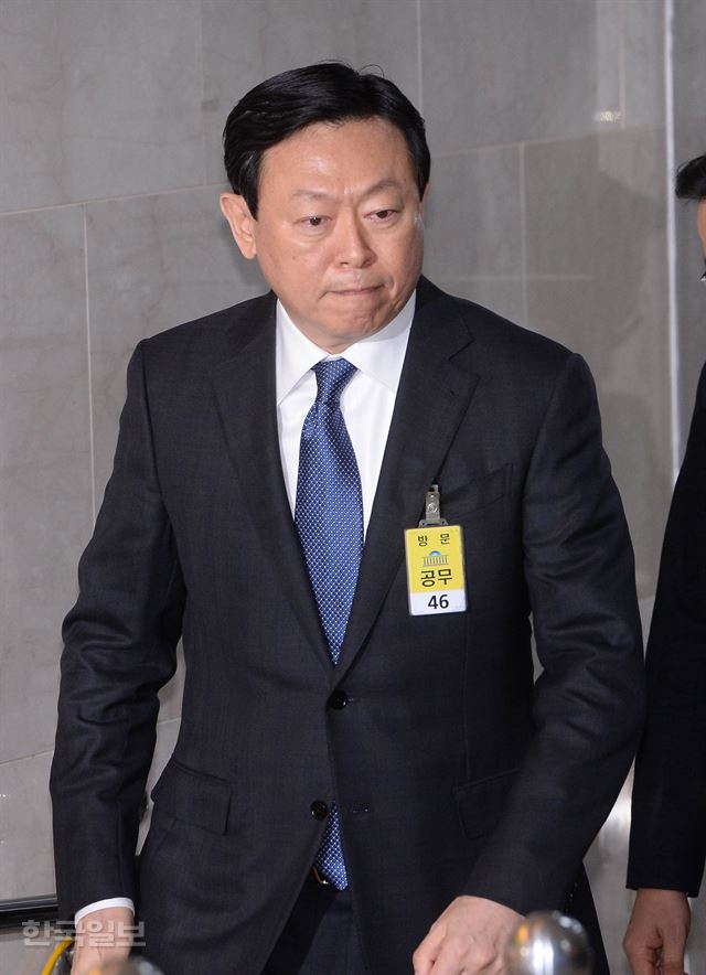 지난 6일 '박근혜 정부의 최순실 등 민간인에 의한 국정농단 의혹 사건 진상 규명을 위한 국정조사 특별위원회'에 증인으로 참석한 신동빈 롯데그룹회장. 한국일보 자료사진