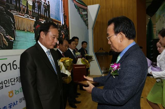 서문환 예천부군수가 김관용 경북도지사로부터 농정평가 우수상을 받고 있다. 예천군 제공