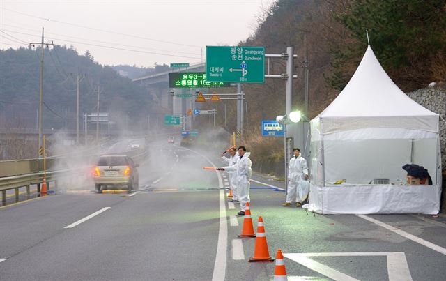 전남 구례에서 순천으로 진입하는 길목인 황전면 일원에서 순천시 관계자들이 방역 작업을 벌이고 있다.