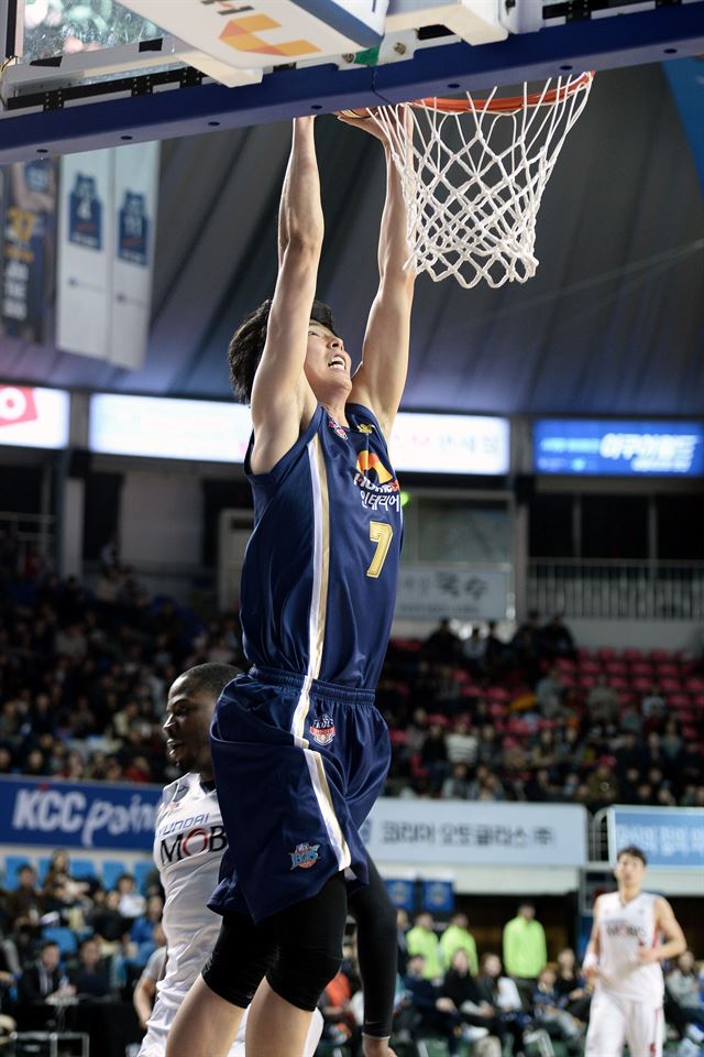 송교창이 지난 11일 울산 모비스전에서 덩크슛을 하고 있다. KBL 제공