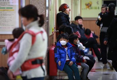 서울 용산구 소화아동병원에서 유행성 독감 등으로 어린이와 함께 병원을 찾은 시민들이 진료 순서를 기다리고 있다. 연합뉴스