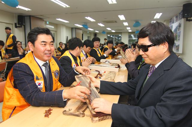 영진라이온스클럽 회원들이 대구시각장애인복지관에서 시각장애인들과 함께 미니 가야금을 조립하고 있다. 김민규기자 whitekmg@hankookilbo.com