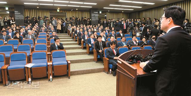 새누리당 정우택 원내대표가 20일 오전 국회에서 열린 의원총회에서 발언하고 있다. 상당수 비박의원들이 불참해 자리가 비어있다. 오대근기자 inliner@hankookilbo.com