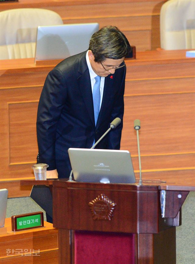 황교안 대통령 권한대행 국무총리가 20일 오후 열린 국회 본회의에서 답변에 앞서 국회의장을 향해 인사하고 있다. 오대근기자 inliner@hankookilbo.com