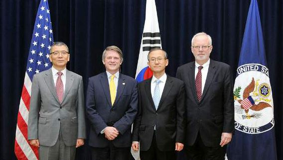 한국과 미국 양국이 20일 미국 워싱턴DC 국무부 청사에서 외교·국방(2+2) 고위급 확장억제전략협의체(EDSCG) 첫 회의를 열어 북한의 핵·미사일 위협에 대한 한반도 방어와 관련해 미국 전략자산의 정례배치 공약을 재확인했다. 사진은 회의에 참석한 류제승 국방부 국방정책실장(왼쪽부터), 토머스 컨트리맨 국무부 군비통제·국제안보차관 대행, 임성남 외교부 1차관, 데이비드 시어 국방부 정책수석부차관의 모습. 주미 한국대사관 제공=연합뉴스