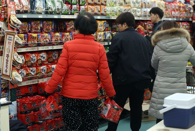 라면 가격 인상 전인 18일 소비자들이 서울 양재동 하나로마트에서 라면을 고르고 있다. 연합뉴스