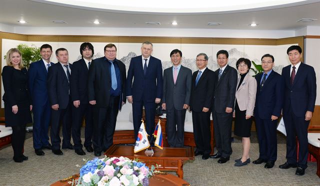 러시아 레닌그라드주 드로젠코(왼쪽 여섯 번째) 주지사와 안드레이 미닌 대외관계국장 등 일행이 21일 충남도청에서 안희정(일곱 번째) 지사를 비롯한 충남도 간부들과 기념촬영 했다. 충남도 제공