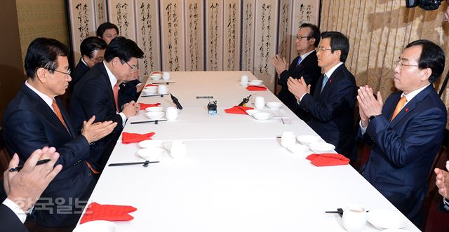 21일 오후 서울 여의도의 한 중식당에서 정우택 새누리당 원내대표가 인사말을 끝내고 목례하자 황교안 대통령 권한대행 총리와 참석자들이 박수치고 있다.새누리당 원내지도부와 황대행,허원제 정무수석등은 만찬회동을 갖고 국정현안에 대해 논의했다.고영권기자 youngkoh@hankookilbo.com