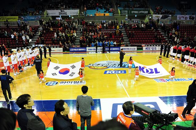 프로농구에서 경기 전 국민의례를 진행하고 있는 모습. KBL 제공