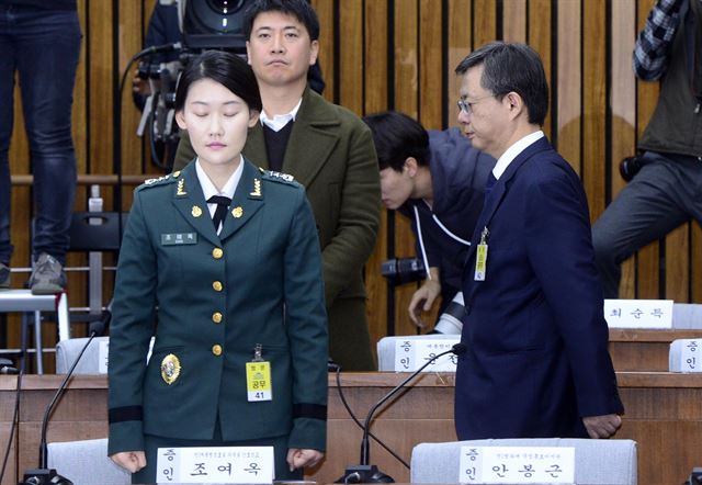 국회 최순실 국정농단 국정조사특별위원회 5차 청문회가 22일 오전 서울 여의도 국회에서 열린 가운데 우병우 전 청와대 민정수석이 증인서서를 마치고 자리로 이동하고 있다. /그림 1122일 국회에서 열린 박근혜 정부의 최순실 등 민간인에 의한 국정농단 의혹사건 진상규명을 위한 국정조사 5차 청문회에 최순실 등 주요 증인들이 불출석 하고 있다. 오대근기자 오대근기자